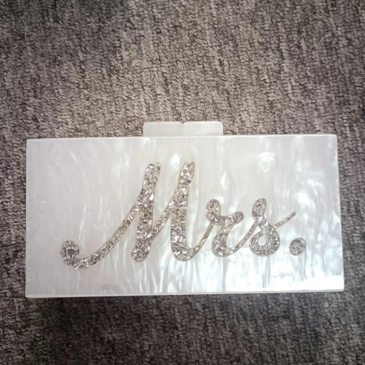 2025 Women's new fashion hundred tower white pearlescent letter sequined acrylic clutch bag diagonal span banquet exquisite dress bag