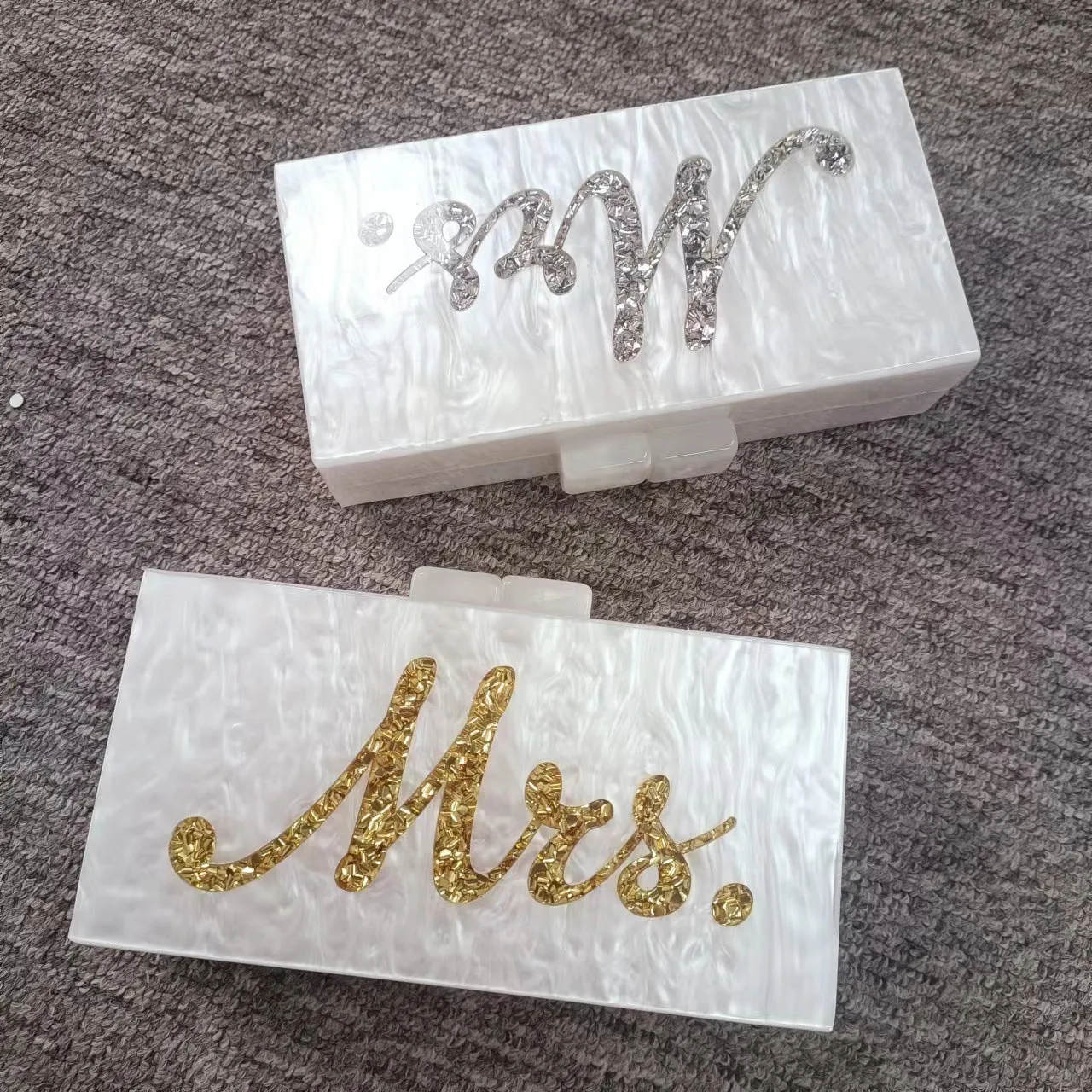 2025 Women's new fashion hundred tower white pearlescent letter sequined acrylic clutch bag diagonal span banquet exquisite dress bag