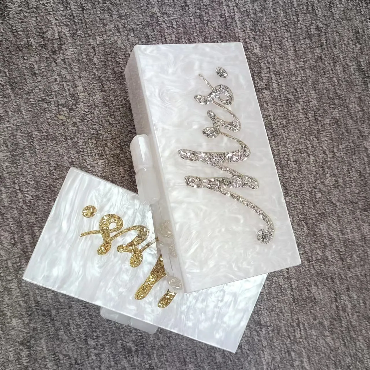 2025 Women's new fashion hundred tower white pearlescent letter sequined acrylic clutch bag diagonal span banquet exquisite dress bag