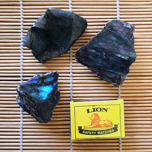Labradorite (Rough)