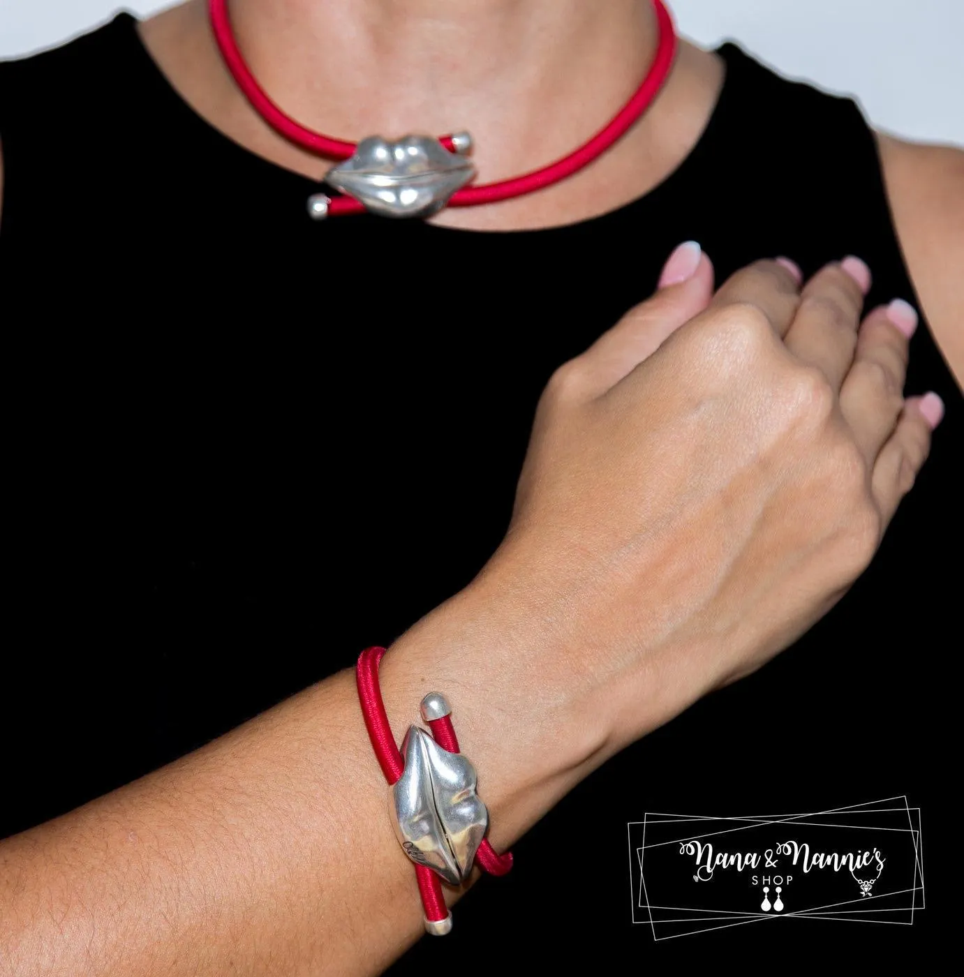 OLE kiss necklace
