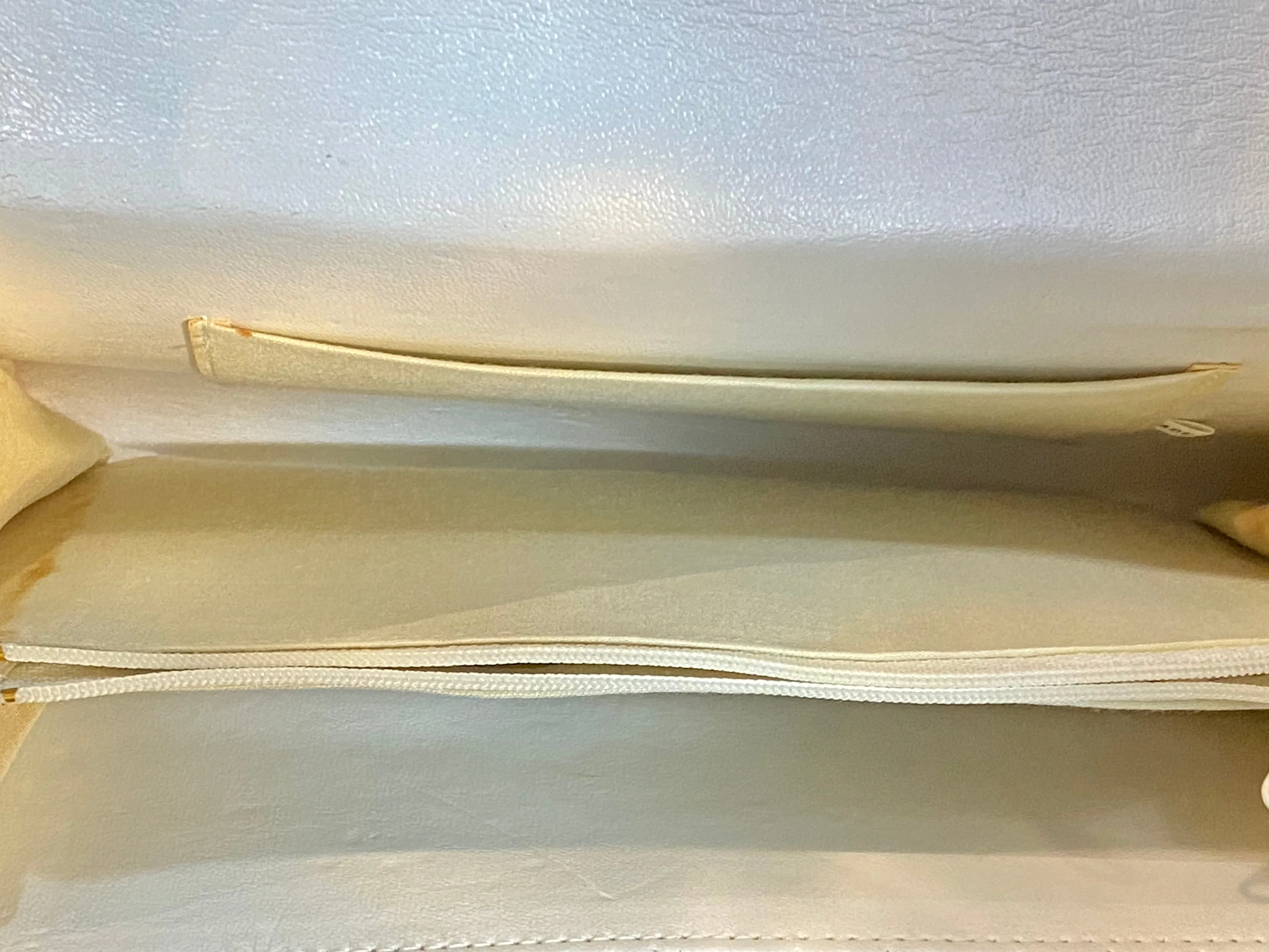 Vintage: White and gold Single Flap Purse